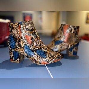 Snake skin booties size 7.5 tan brown blue